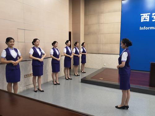 禮儀先行 服務(wù)鑄魂——客戶服務(wù)部開展“明紀(jì)律、嚴(yán)作風(fēng)、抓業(yè)務(wù)”專項(xiàng)活動(dòng)紀(jì)實(shí)